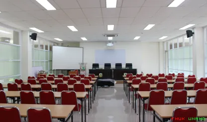 Gedung Tahir ini memiliki 2 lantai, dengan enam ruangan...