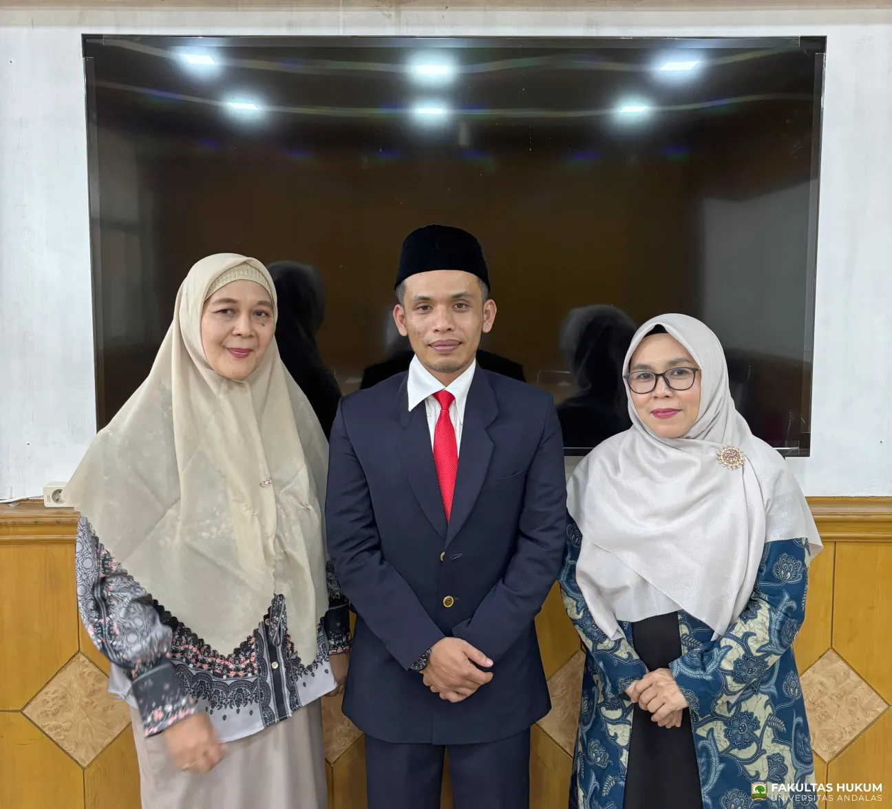 Nazif Hidayatullah meraih gelar Magister Hukum (MH)