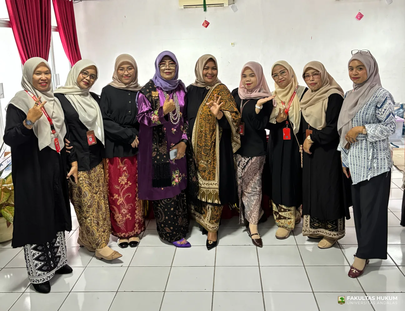 Foto 8 Foto Bersama Stand FH