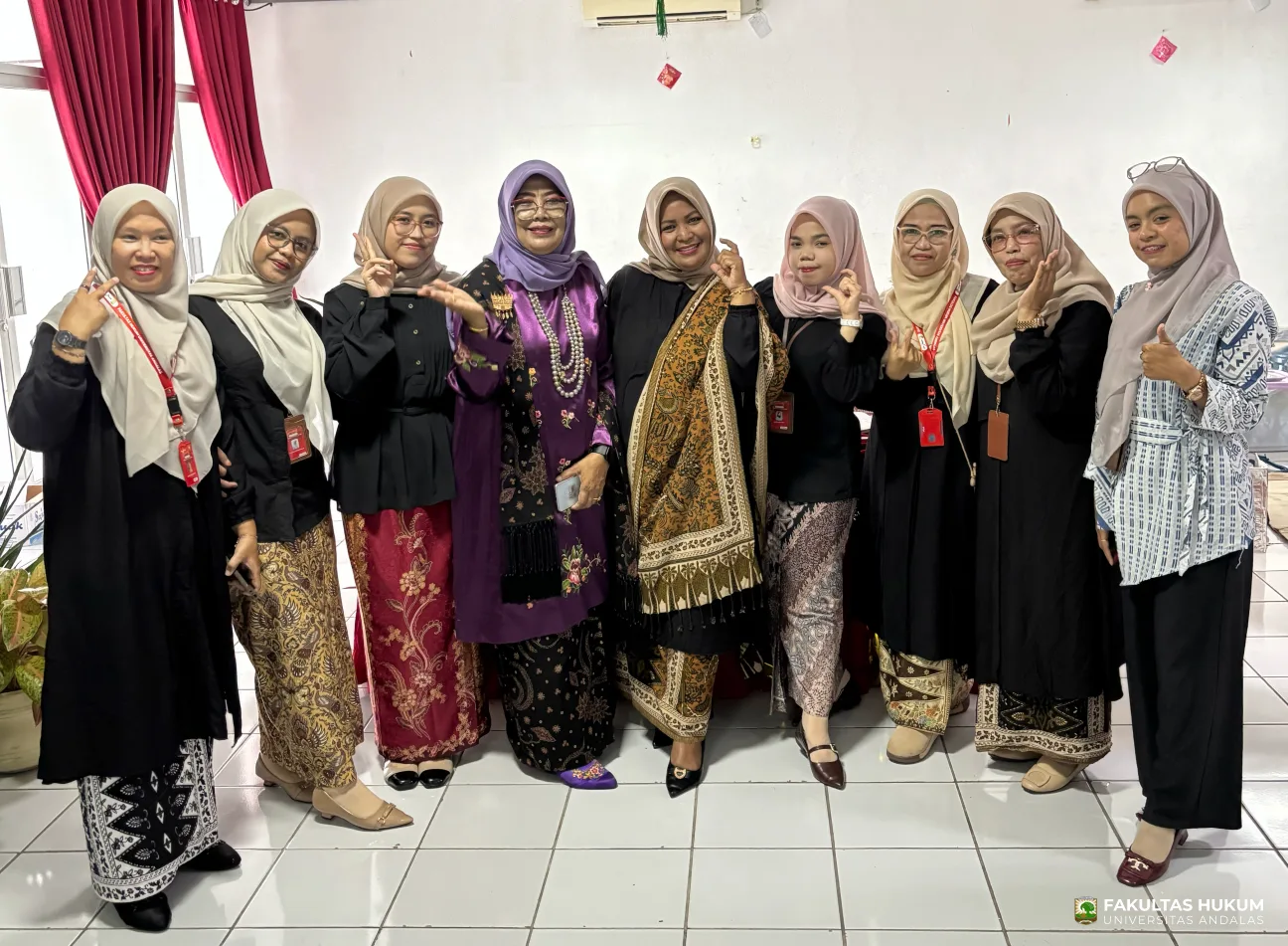 Foto 9 Foto Bersama Stand FH