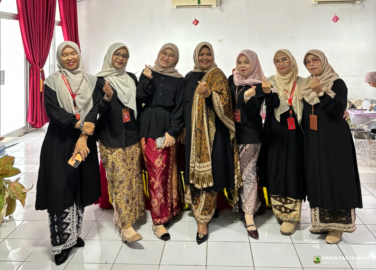 Foto 13 Foto Bersama Stand FH