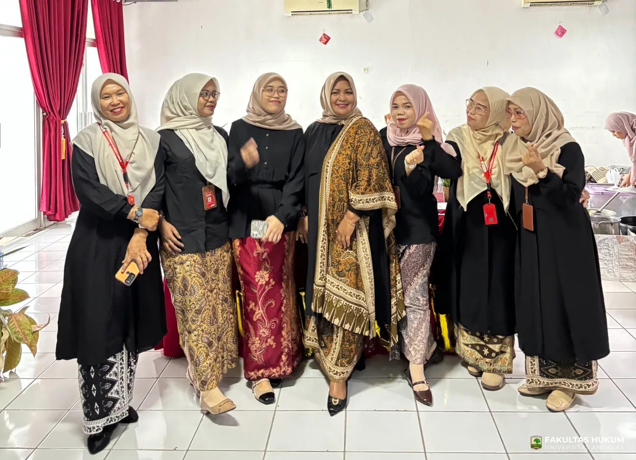 Foto 16 Foto Bersama Stand FH