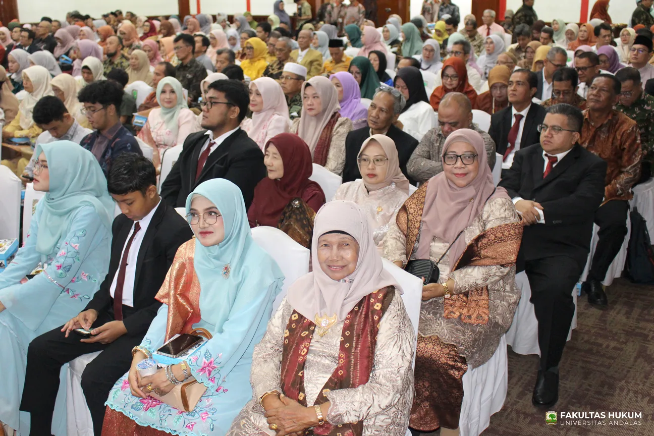 Foto 1 Prof. Dr. Kurnia Warman, S.H., M.Hum. dan Keluarga
