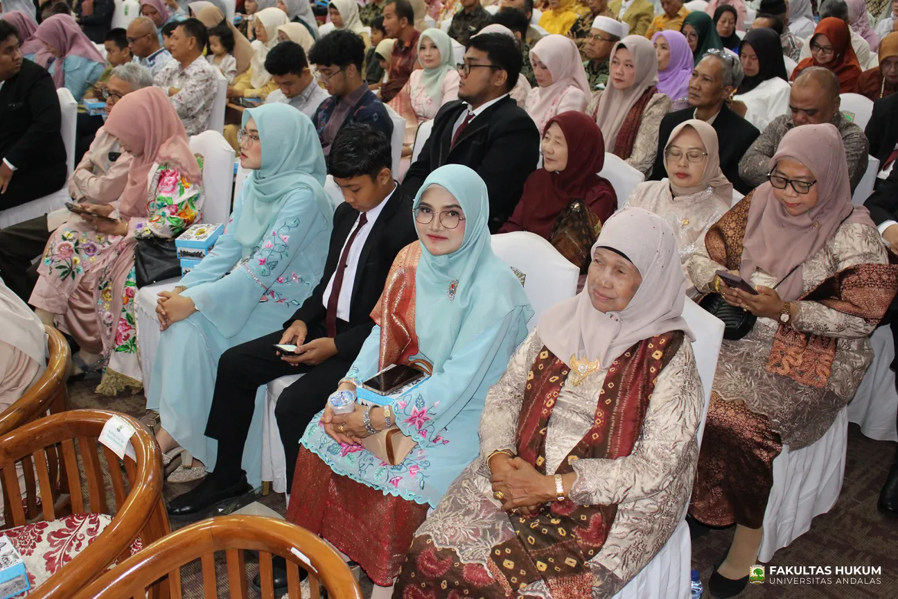 Foto 2 Prof. Dr. Kurnia Warman, S.H., M.Hum. dan Keluarga