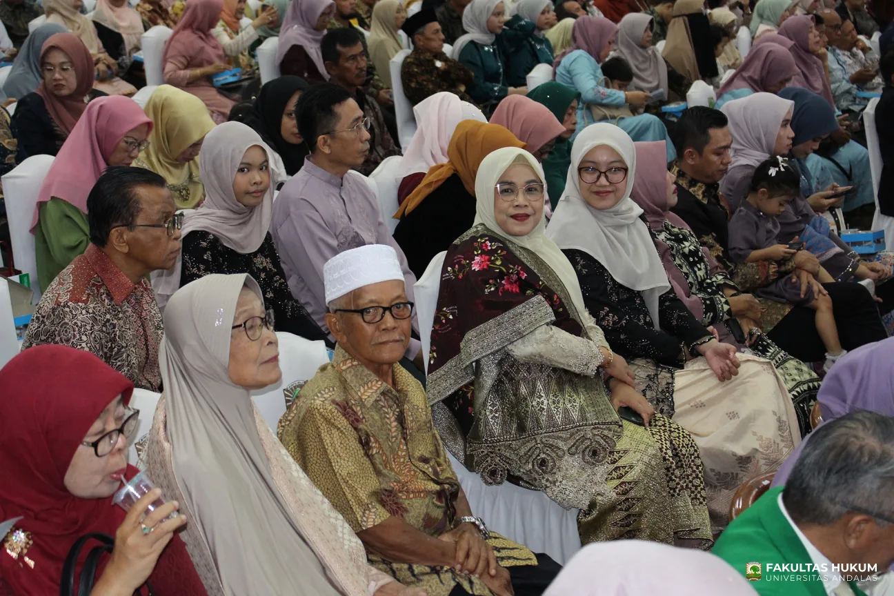 Foto 1 Keluarga Prof. Dr. Kurnia Warman, S.H., M.Hum.