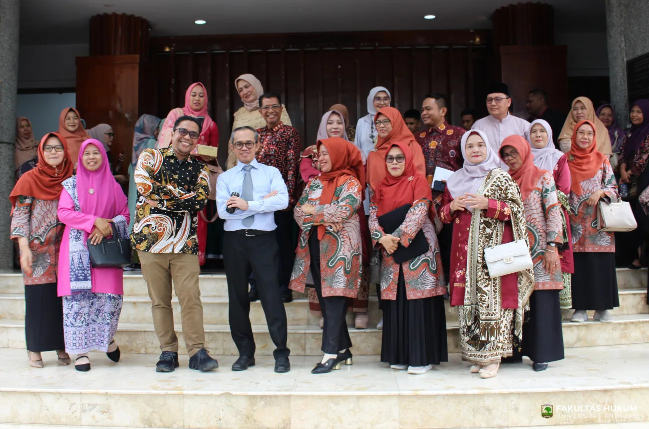 Foto 2 Rektor UNAND Efa Yonnedi, Ph.D. pada Pengukuhan Guru Besar