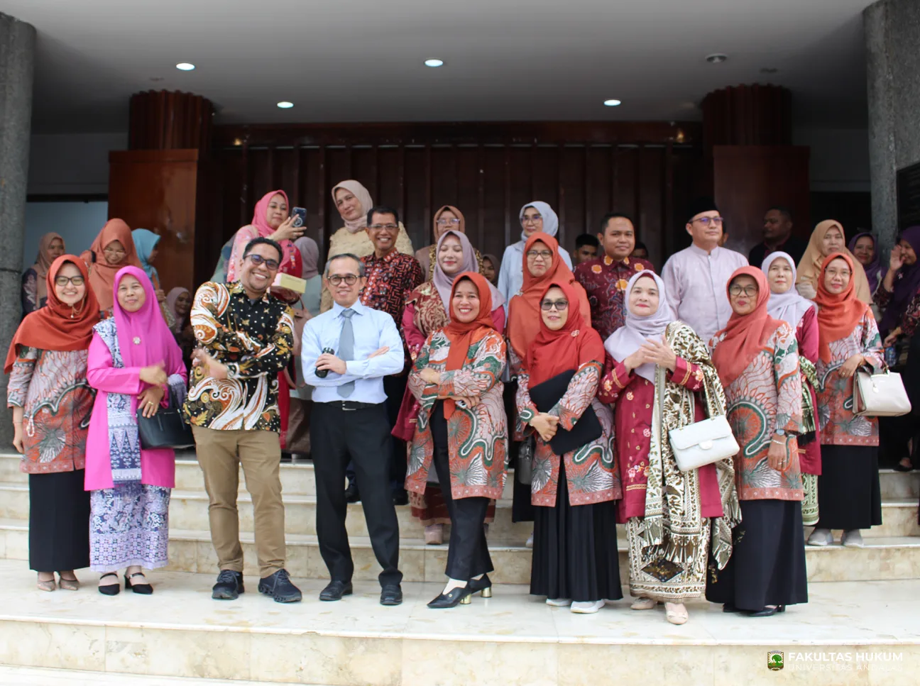 Foto 3 Rektor UNAND Efa Yonnedi, Ph.D. pada Pengukuhan Guru Besar