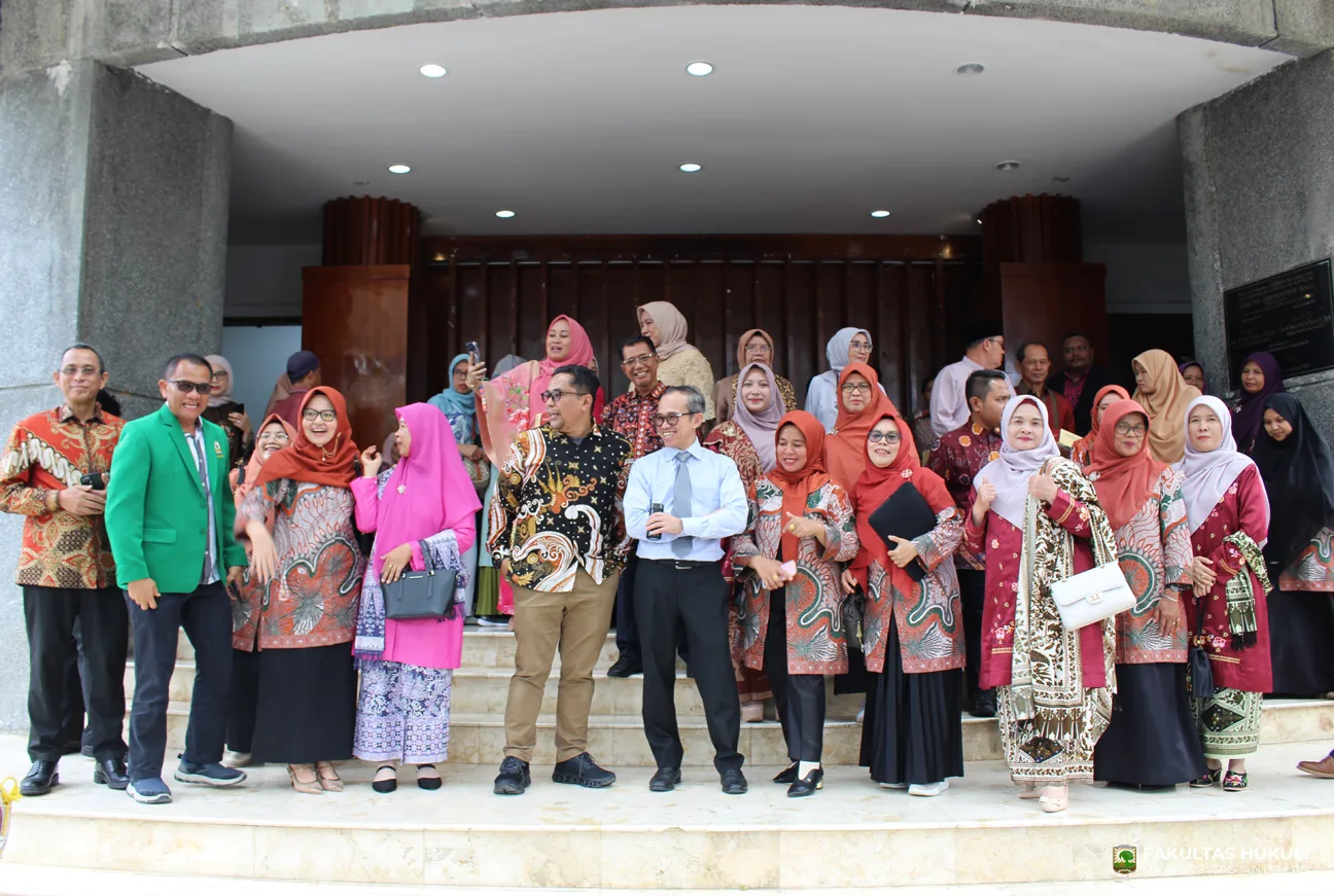 Foto 4 Rektor UNAND Efa Yonnedi, Ph.D. pada Pengukuhan Guru Besar