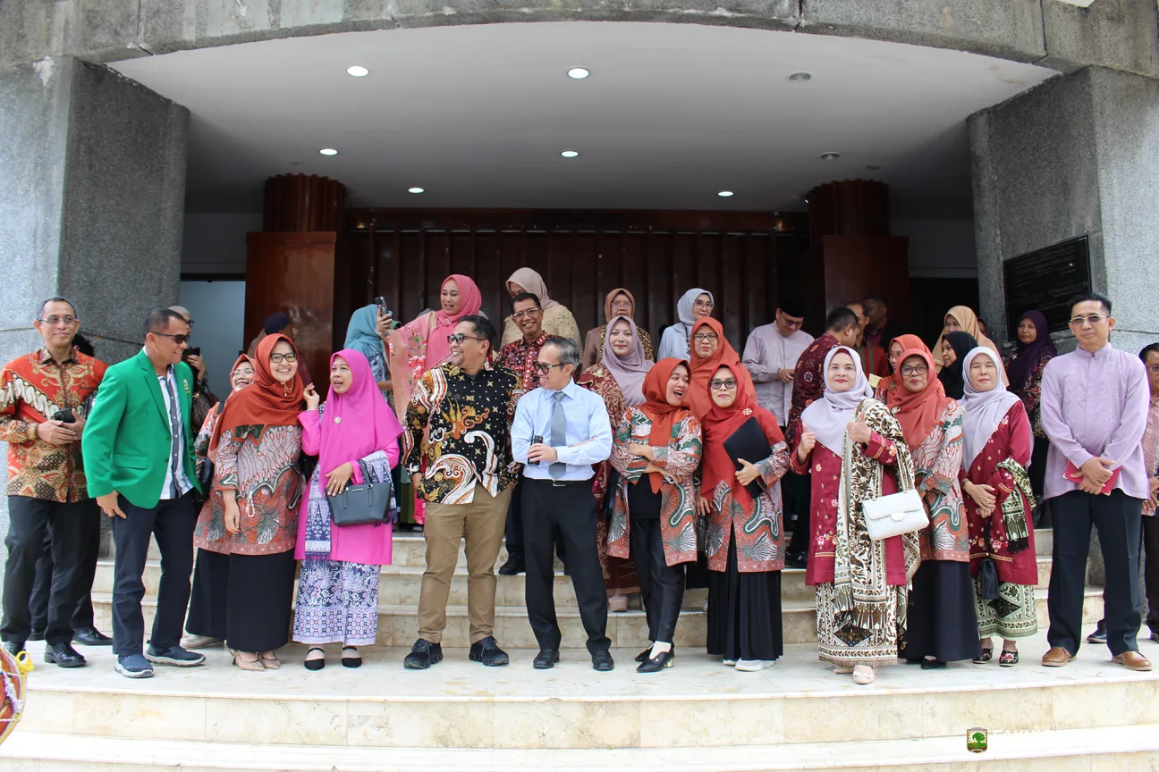 Foto 5 Rektor UNAND Efa Yonnedi, Ph.D. pada Pengukuhan Guru Besar
