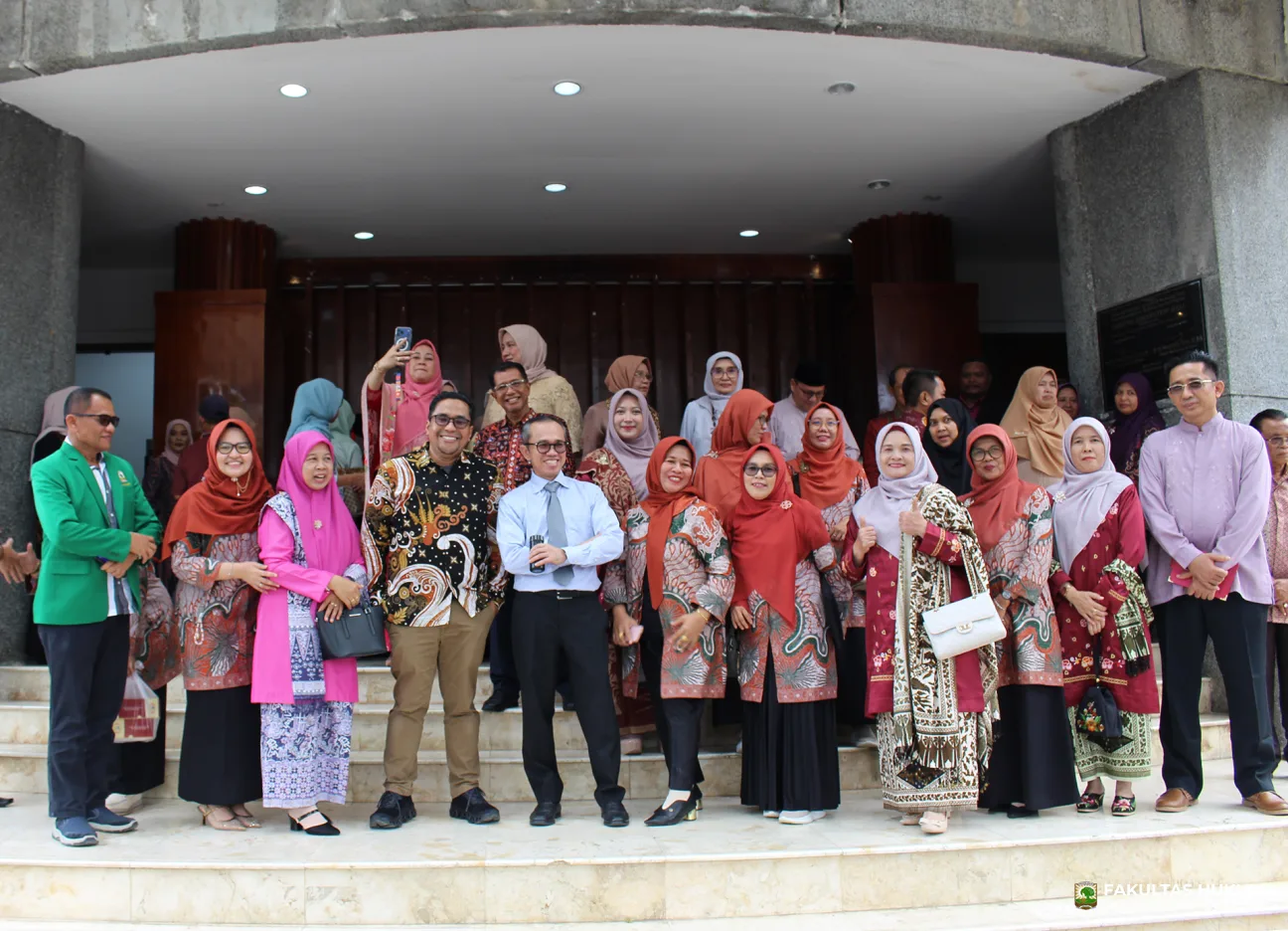 Foto 6 Rektor UNAND Efa Yonnedi, Ph.D. pada Pengukuhan Guru Besar