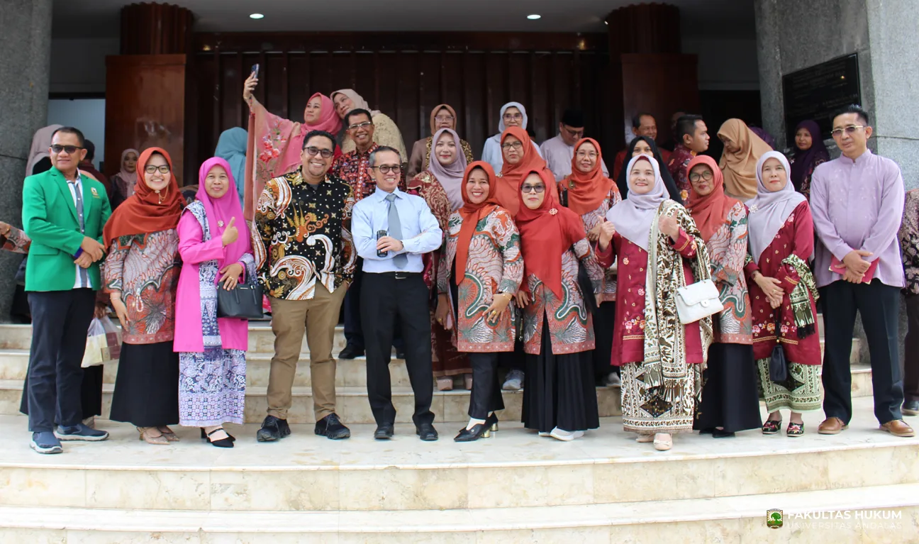 Foto 7 Rektor UNAND Efa Yonnedi, Ph.D. pada Pengukuhan Guru Besar