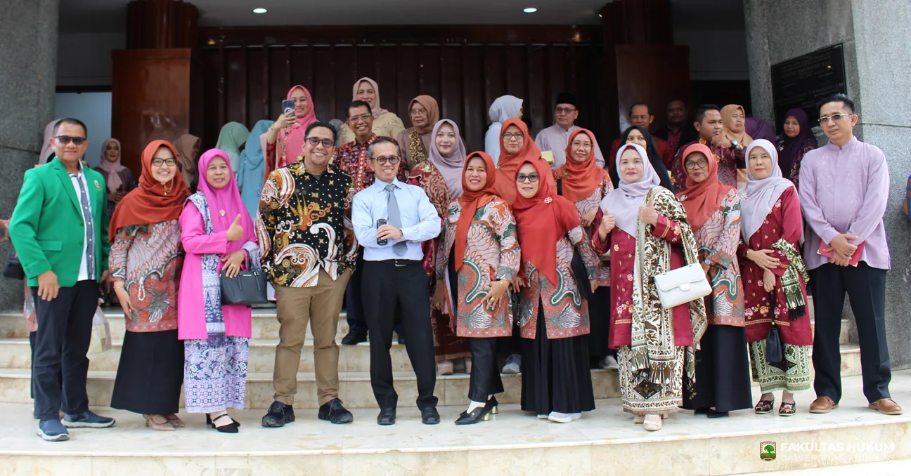 Foto 8 Rektor UNAND Efa Yonnedi, Ph.D. pada Pengukuhan Guru Besar