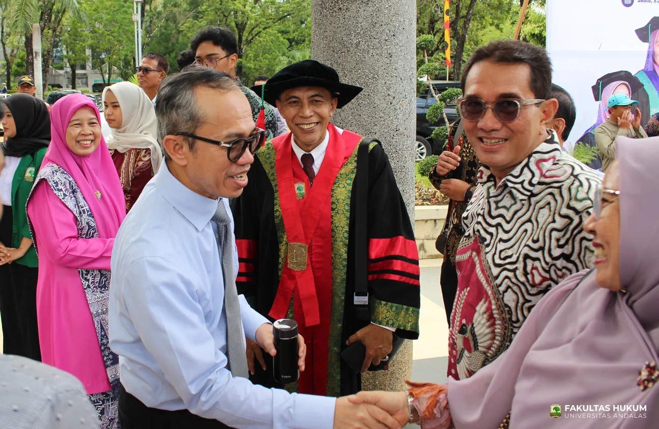 Foto 9 Rektor UNAND Efa Yonnedi, Ph.D. pada Pengukuhan Guru Besar