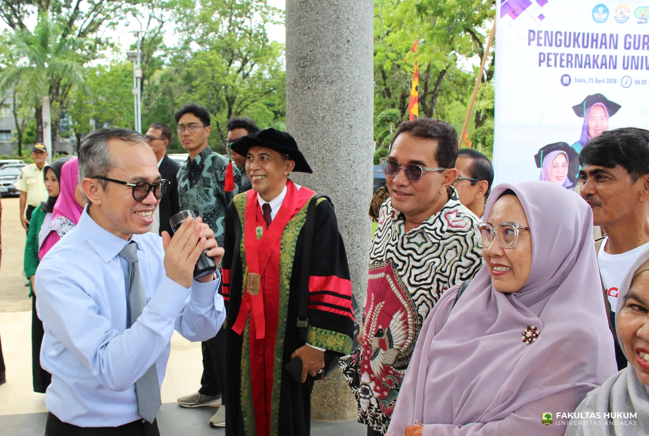 Foto 10 Rektor UNAND Efa Yonnedi, Ph.D. pada Pengukuhan Guru Besar