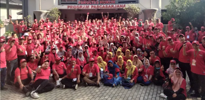 IKA fhua foto bersama di depan kampus pancasila