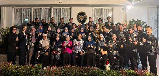 Foto bersama di depan kjri penang