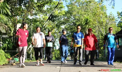 Foto jalan santai dalam rangkaian acara Jalan Santai Halal...