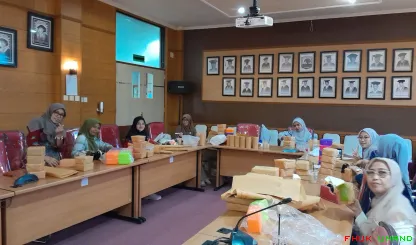Persiapan Hadiah untuk lomba di acara Halal bi Halal...