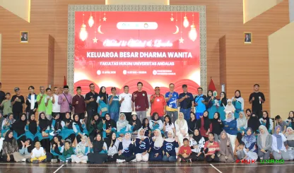 Foto 4 Foto Bersama acara Halal bi Halal Fakultas Hukum...