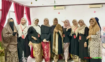 Foto 3 Foto bersama Stand Fakultas Hukum di Halal bi Halal...