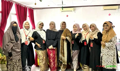 Foto 4 Foto bersama Stand Fakultas Hukum di Halal bi Halal...