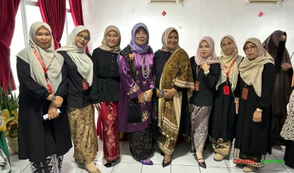 Foto 5 Foto bersama Stand Fakultas Hukum di Halal bi Halal...