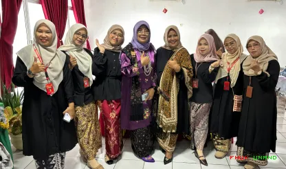 Foto 6 Foto bersama Stand Fakultas Hukum di Halal bi Halal...