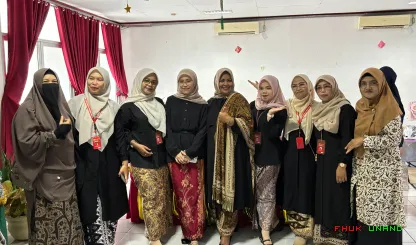 Foto 7 Foto bersama Stand Fakultas Hukum di Halal bi Halal...