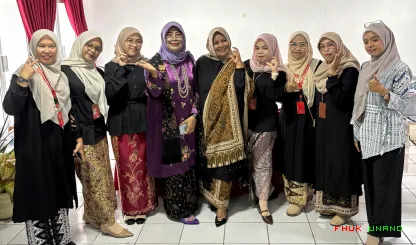 Foto 9 Foto bersama Stand Fakultas Hukum di Halal bi Halal...