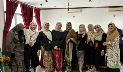 Foto 10 Foto bersama Stand Fakultas Hukum di Halal bi Halal...