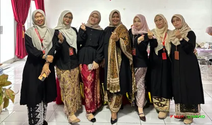 Foto 13 Foto bersama Stand Fakultas Hukum di Halal bi Halal...