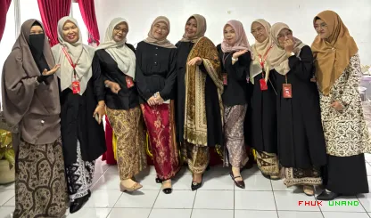 Foto 15 Foto bersama Stand Fakultas Hukum di Halal bi Halal...