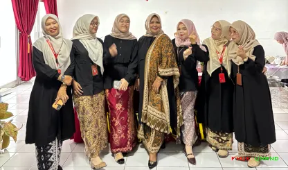 Foto 16 Foto bersama Stand Fakultas Hukum di Halal bi Halal...