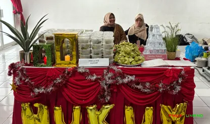 Foto 17 Foto bersama Stand Fakultas Hukum di Halal bi Halal...