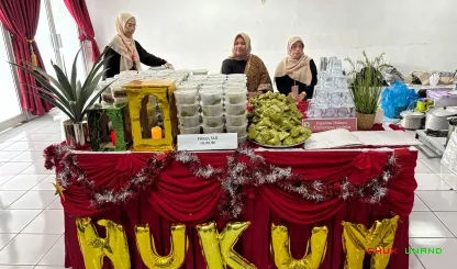 Foto 18 Foto bersama Stand Fakultas Hukum di Halal bi Halal...