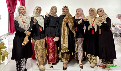 Foto 19 Foto bersama Stand Fakultas Hukum di Halal bi Halal...