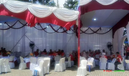 Foto 2 Peserta di ruangan dan di luar ruangan acara...