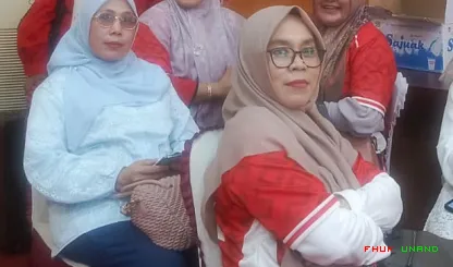 Foto 4 Peserta di ruangan dan di luar ruangan acara...