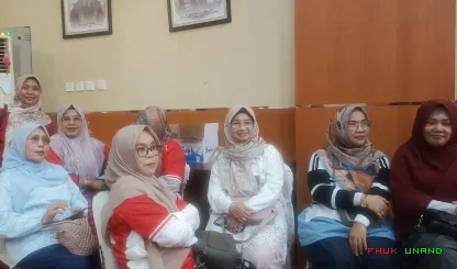 Foto 5 Peserta di ruangan dan di luar ruangan acara...