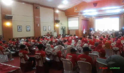 Foto 1 Peserta dan tokoh di ruangan dan di luar ruangan...