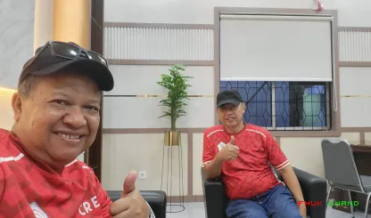 Foto 3 Peserta dan tokoh di ruangan dan di luar ruangan...