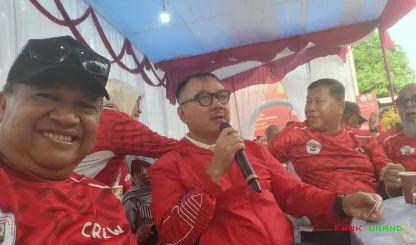 Foto 4 Peserta dan tokoh di ruangan dan di luar ruangan...