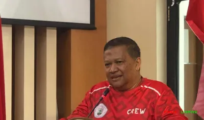 Foto 8 Peserta dan tokoh di ruangan dan di luar ruangan...