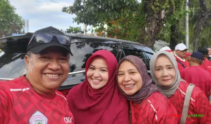 Foto 9 Peserta dan tokoh di ruangan dan di luar ruangan...