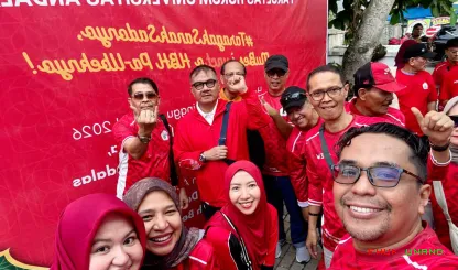 Foto 11 Peserta dan tokoh di ruangan dan di luar ruangan...