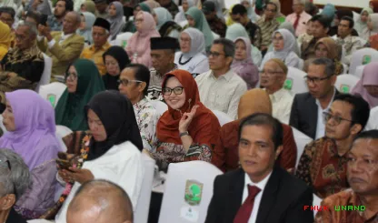 Foto 1 Wakil Dekan I Dr. Nani Mulyati, SH, MCL pada...