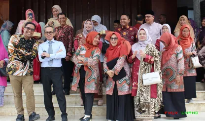 Foto 1 Rektor UNAND Efa Yonnedi, Ph.D. menyampaikan bahwa...