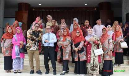 Foto 3 Rektor UNAND Efa Yonnedi, Ph.D. menyampaikan bahwa...