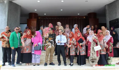 Foto 4 Rektor UNAND Efa Yonnedi, Ph.D. menyampaikan bahwa...