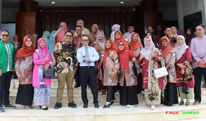 Foto 8 Rektor UNAND Efa Yonnedi, Ph.D. menyampaikan bahwa...